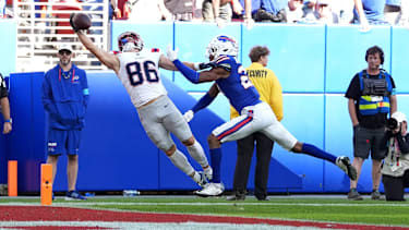 New England Patriots Wide Receiver Efton Chism III (86) mit einem Touchdown Catch gegen die Buffalo Bills.