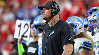 October 12, 2025: Detroit Lions head coach Dan Campbell looks on during the second half of an NFL, American Football Herren, USA football game against the Kansas City Chiefs at GEHA Field at Arrowhead Stadium in Kansas City, MO. CSM Kansas City United States of America - ZUMAc04_ 20251012_zma_c04_462 Copyright: xDavidxSmithx
