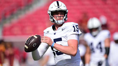 Penn State nittany lions und jetziger Pittsburgh Steelers Quarterback (15) Drew Allar beim Sieg gegen die USC Trojans im Los Angeles Memorial Coliseum.