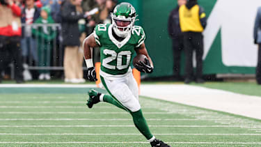 Running Back Breece Hall 20 von den New York Jets läuft den Ball beim Spiel gegen die Atlanta Falcons im MetLife Stadium in East Rutherford, New Jersey.