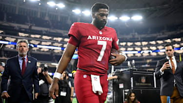 Arizona Cardinals Quarterback Jacoby Brissett (7) läuft vom Feld nach dem NFL-Spiel gegen die Dallas Cowboys im AT&amp;T Stadium.