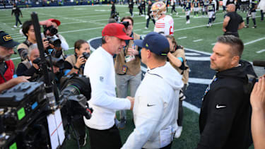 Mike Macdonald und Kyle Shanahan beim Handshake nach dem Spiel