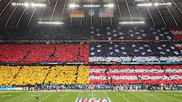 Choreographie zu Spielbeginnder deutschen Fans beim NFL-Spiel der New York Giants gegen die Carolina Panthers in der Allianz Arena in München, Deutschland.