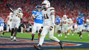 NCAA, College League, USA Football: Fiesta Bowl-Miami vs Mississippi Jan 8, 2026; Glendale, AZ, USA; Miami Hurricanes quarterback Carson Beck (11) rushes for a touchdown against the Mississippi Rebels in the second half during the 2026 Fiesta Bowl and semifinal game of the College Football Playoff at State Farm Stadium. Glendale State Farm Stadium AZ USA, EDITORIAL USE ONLY PUBLICATIONxINxGERxSUIxAUTxONLY Copyright: xMarkxJ.xRebilasx 20260108_mcd_su5_154