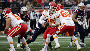 Kansas City Chiefs Quarterback Patrick Mahomes (15) gegen die New England Patriots im Gillette Stadium in Foxborough, Massachusetts.