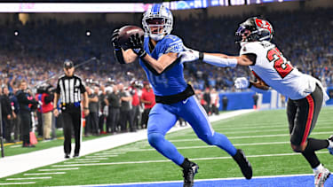 Detroit Lions Wide Receiver Amon-Ra St. Brown (14) fängt einen Ball zum Touchdown beim NFC Divisional playoff game zwischen den Detroit Lions und den Tampa Bay Buccaneers im Ford Field in Detroit, MI.