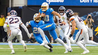 Justin Herbert scrambled gegen die Broncos