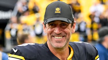 Pittsburgh Steelers Quarterback Aaron Rodgers (#8) lächelt beim Verlassen des Spielfelds nach dem 23:9-Sieg gegen die Cleveland Browns im Acrisure Stadium in Pittsburgh