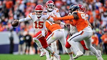 Kansas City Chiefs Quarterback Patrick Mahomes (15) läuft mit dem Ball beim Spiel dere Kansas City Chiefs gegen die Denver Broncos im Empower Field at Mile High in Denver, Colorado.