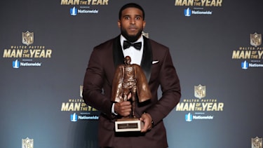 NFL, American Football Herren, USA Super Bowl LX-NFL Honors Red Carpet Feb 5, 2026; San Francisco, CA, USA; Washington Commanders linebacker Bobby Wagner poses with the Walter Payton Man of the Year award at the NFL Honors show at Palace of Fine Arts. San Francisco Palace of Fine Arts CA United States, EDITORIAL USE ONLY PUBLICATIONxINxGERxSUIxAUTxONLY Copyright: xKirbyxLeex 20260206_kdl_al2_128
