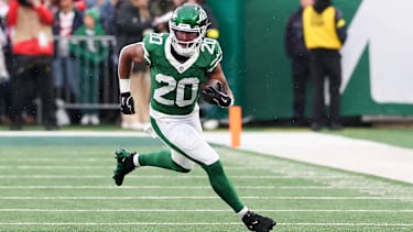 Breece Hall (20) der New York Jets bei einem Laufspielzug gegen die Atlanta Falcons am 30. November, 2023 im MetLife Stadium in East Rutherford, New Jersey.