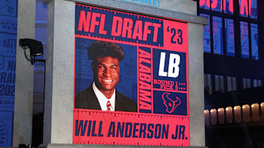 Alabama-Linebacker Will Anderson Jr. wird als dritter Gesamtpick im NFL Draft (American Football, Herren, USA) während des Red-Carpet-Events am 27. April 2023 in der Union Station in Kansas City, Missouri, verkündet.