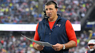 New England Patriots Head Coach Mike Vrabel an der Seitenlinie beim Spiel gegen die Las Vegas Raiders im Gillette Stadium in Foxborough, Massachusetts.