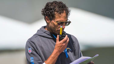 Los Angeles Chargers Offensive Coordinator Mike McDaniel sagt während eines gemeinsamen Trainings mit den San Francisco 49ers einen Spielzug an.