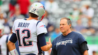 Head Coach Bill Belichick spricht mit Quarterback Tom Brady zu New-England Patriots-Zeiten (American Football, USA)