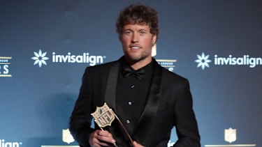 NFL, American Football Herren, USA Super Bowl LX-NFL Honors Red Carpet Feb 5, 2026; San Francisco, CA, USA; Los Angeles Rams quarterback Matthew Stafford posts with the NFL Honors most valuable player trophy at Palace of Fine Arts. San Francisco Palace of Fine Arts CA United States, EDITORIAL USE ONLY PUBLICATIONxINxGERxSUIxAUTxONLY Copyright: xKirbyxLeex 20260206_kdl_al2_123