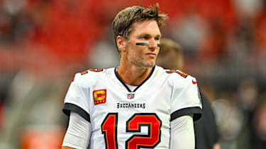 Tampa Bay Quarterback Tom Brady (12) beim Aufwärmen vor dem Spiel der Tampa Bay Buccaneers gegen die Atlanta Falcons im Mercedes-Benz Stadium in Atlanta, GA.