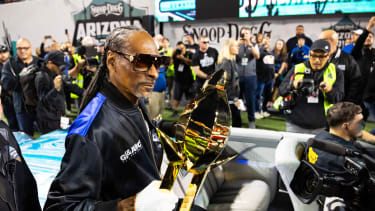 NCAA, College League, USA Football: Arizona Bowl-Miami (OH) vs Fresno State Dec 27, 2025; Tucson, AZ, USA; Recording artist Snoop Dogg with the trophy following the Fresno State Bulldogs victory over the Miami (OH) RedHawks during the Snoop Dogg Arizona Bowl at Casino Del Sol Stadium. Tucson Arizona Stadium AZ USA, EDITORIAL USE ONLY PUBLICATIONxINxGERxSUIxAUTxONLY Copyright: xMarkxJ.xRebilasx 20251227_mjr_su5_029
