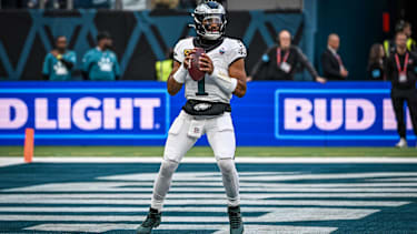 Philadelphia Eagles Quarterback Jalen Hurts springt hoch, um seine Anspielstationen zu überblicken.