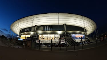 Das beleuchtete Stade De France in Paris