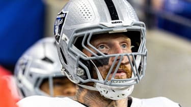 Erst geraten Kirk Cousins und Maxx Crosby aneinander, dann greift Raiders-Coach Klint Kubiak durch
