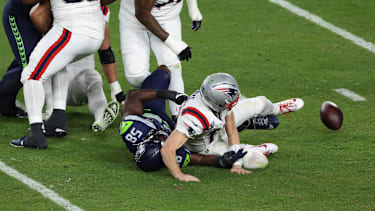SANTA CLARA, CA - FEBRUARY 08: OLB Derick Hall (58) of the Seattle Seahawks sacks QB Drake Maye (10) of the New England Patriots and forces a fumble during the Seattle Seahawks versus the New England Patriots Super Bowl LX game on February 8, 2026, at Levi s Stadium in Santa Clara, CA. (Photo by Matthew Huang Icon Sportswire) NFL, American Football Herren, USA FEB 08 Super Bowl LX Seahawks vs Patriots EDITORIAL USE ONLY Icon26010124314