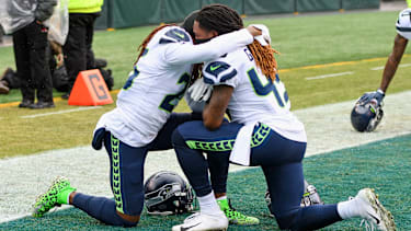 Seattle Seahawks Cornerback Shaquill Griffin (26) umarmt seinen bruder Seattle Seahawks Linebacker Shaquem Griffin (49) vor dem Spiel gegen die Philadelphia Eagles im Lincoln Financial Field in Philadelphia PA.