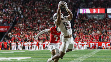 Oregon Ducks Tight End Kenyon Sadiq (18) fängt einen Touchdown beim Spiel der Oregon Ducks gegen die Rutgers Scarlet Knights im SHI Stadium in Piscataway, NJ.