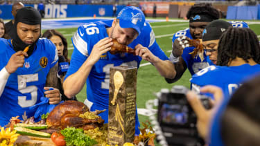 Detroit Lions quarterback Jared Goff isst vom John Madden MVP Turkey
