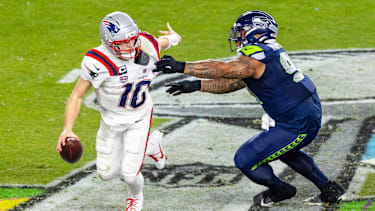 Quarterback Drake Maye von den New England Patriots versucht dem Tackle von Defensive Tackle Byron Murphy II von den Seattle Seahawks während Super Bowl LX im Levi’s Stadium in Santa Clara, Kalifornien, auszuweichen (NFL, American Football, USA)