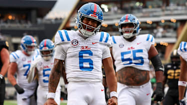 Ole Miss Rebels Quarterback Trinidad Chambliss (6) feiert einen Touchdown beim College Football.