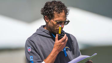 Der neue Offensive Coordinator der Los Angeles Chargers, Mike McDaniel, sagt während eines gemeinsamen Trainings einen Spielzug an.