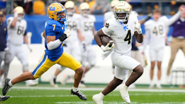 Notre Dame Running Back Jeremiyah Love 4 während dem Spiel der University of Pittsburgh Panthers gegen die Notre Dame Fighting Irish im Acrisure Stadium in Pittsburgh PA.