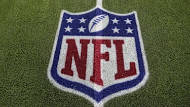 NFL-Logo auf dem Spielfeld im SoFi Stadium während des Spiels zwischen den Los Angeles Rams und den Arizona Cardinals in Los Angeles
