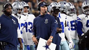 Dallas Cowboys Head Coach Brian Schottenheimer sagt während des NFL-Spiels gegen die Tampa Bay Buccaneers am 8. Oktober 2026 im AT&amp;T Stadium in Arlington, Texas, die Spielzüge an.