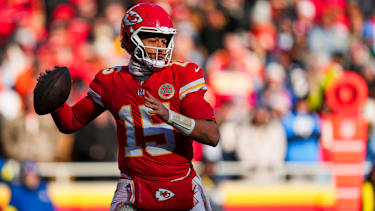 Quarterback der Kansas City Chiefs Patrick Mahomes wirft den Ball bei einem Spiel im Arrowhead Stadium gegen die Los Angeles Chargers.