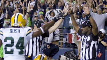 Verwirrung bei der "Fail Mary" 2012: Die Ersatz-Schiedsrichter zeigten unterschiedliche Signale an - am Ende wurde der umstrittene Spielzug als Touchdown für die Seahawks gewertet. Die Entscheidung gilt bis heute als Symbol für die Risiken eines Referee-Lockouts.