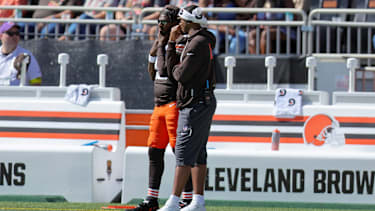 Quarterbacks Shedeur Sanders und Deshaun Watson von den Cleveland Browns an der Seitenlinie im Spiel gegen die Cincinnati Bengals im Huntington Bank Field