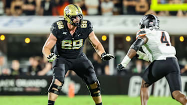 Paul Rubelt #69 von den UCF Knights blockt seinen Gegenspieler Wendell Gregory #4 von den Oklahoma State Cowboys im FBC Mortgage Stadium in Orlando, Florida.
