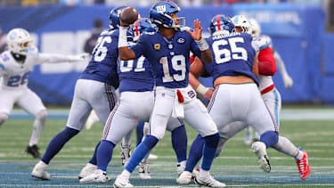 Quarterback Jameis Winston (19) von den New York Giants wirft im dritten Viertel gegen die Tennessee Titans im MetLife Stadium einen Pass.