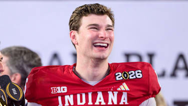 Indiana Hoosiers Quarterback Fernando Mendoza (#15) lächelt auf der Trophy Stage nach dem Sieg im College Football Playoff National Championship Game gegen die Miami Hurricanes im Hard Rock Stadium in Miami Gardens, Florida