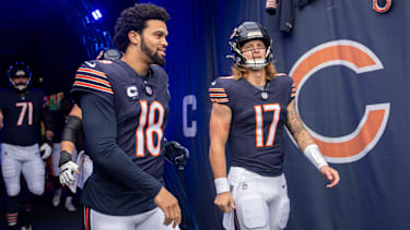 Caleb Williams (18) und Tyson Bagent (17) von den Chicago Bears gehen vor dem Spiel gegen die Green Bay Packers am 17. November 2024 durch den Spielertunnel im Soldier Field.