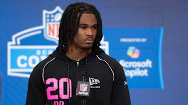 Defensive Back Jermod McCoy spricht vor Medienvertretern beim Combine 2026.