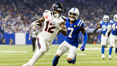 Houston Texans Wide Receiver Nico Collins (12) läuft mit dem Ball vor Indianapolis Colts Defensive Back Charvarius Ward (7) weg beim NFL-Spiel im Lucas Oil Stadium in Indianapolis, Indiana.
