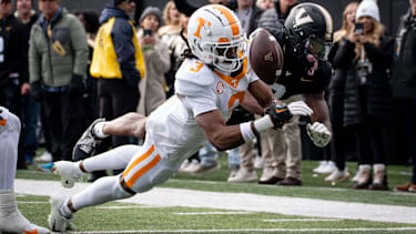 Vanderbilt-Commodores-Receiver Junior Sherrill (0) bekommt im ersten Durchgang ihres Spiels in Nashville einen Pass von Tennessee-Volunteers-Defensive-Back Jermod McCoy (3) verteidigt.