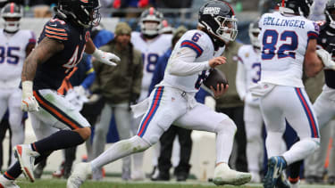 NFL, American Football Herren, USA New York Giants at Chicago Bears Nov 9, 2025; Chicago, Illinois, USA; New York Giants quarterback Jaxson Dart (6) rushes the ball against the Chicago Bears during the second half at Soldier Field. Chicago Soldier Field Illinois USA, EDITORIAL USE ONLY PUBLICATIONxINxGERxSUIxAUTxONLY Copyright: xMikexDinovox 20251109_mcd_ad4_49