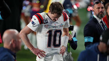 NFL, American Football Herren, USA Super Bowl LX-Seattle Seahawks at New England Patriots Feb 8, 2026; Santa Clara, CA, USA; New England Patriots quarterback Drake Maye (10) exits the field after the loss against the Seattle Seahawks in Super Bowl LX at Levi s Stadium. Santa Clara Levi s Stadium CA USA, EDITORIAL USE ONLY PUBLICATIONxINxGERxSUIxAUTxONLY Copyright: xDarrenxYamashitax 20260208_tdc_yl1_0252
