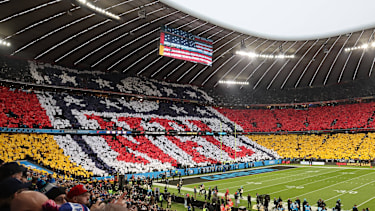 Choreographie zu Spielbeginn beim NFL-Spiel in Deutschland in der Allianz Arena in München.