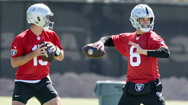 Las Vegas Raiders Quarterbacks Fernando Mendoza #15 und Kirk Cousins #8 bei den OTAs.