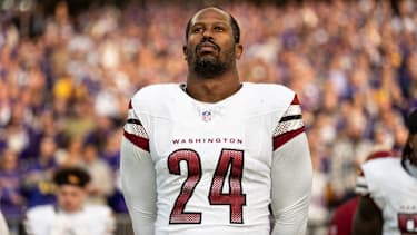 Von Miller #24 von den Washington Commanders vor einem NFL-Spiel gegen die Minnesota Vikings.